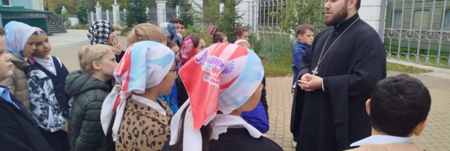 Для учеников школы № 139 провели экскурсию по центральному храму благочиния