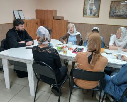 Благочинный провел встречу во взрослой воскресной школе храма в честь иконы Божией Матери «Скоропослушница»